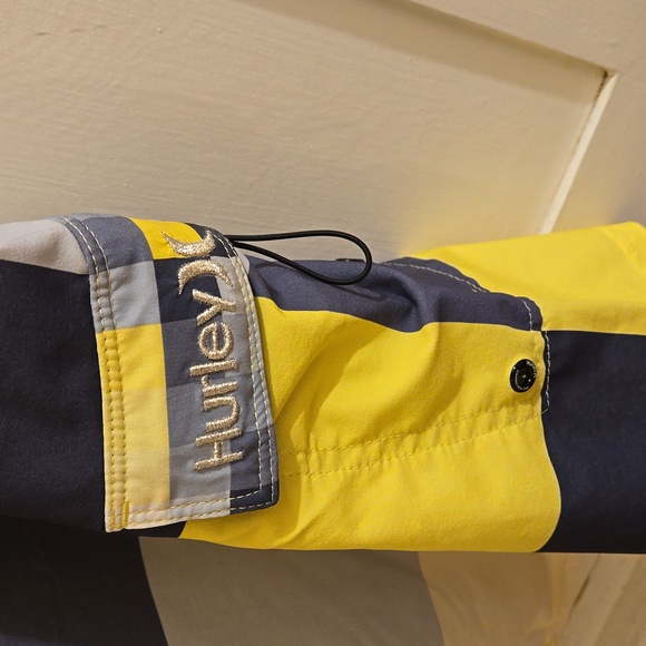 Hurley yellow, black,white and gray shorts Sz 34 - Picture 7 of 9